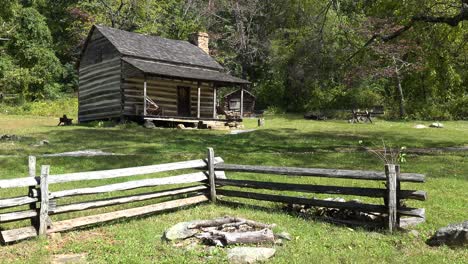 Alte-Siedler-Pionier-Grenzhütte-Mit-Einem-Zimmer-Im-Shenandoah-Valley,-Blue-Ridge-Parkway,-Appalachen,-Virginia