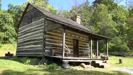 Old-One-Room-Settler-Pioneer-Frontier-Cabin-In-The-Shenandoah-Valley,-Blue-Ridge-Parkway,-Appalachian-Mountains,-Virginia