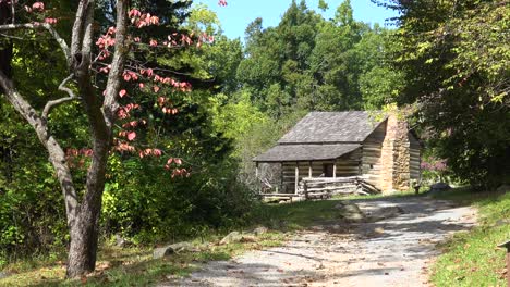 Alte-Siedler-Pionier-Grenzhütte-Mit-Einem-Zimmer-Im-Shenandoah-Valley,-Blue-Ridge-Parkway,-Appalachen,-Virginia