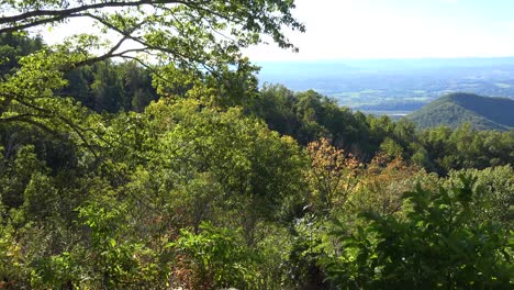 Establishing-Shot-Of-The-Blue-Ridge-Mountains-In-Virginia,-North-Carolina-Or-Tennessee