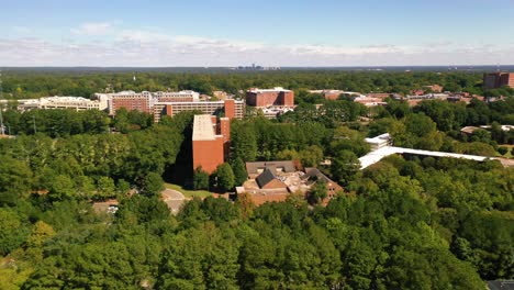 Gute-Antenne-über-Dem-Campus-Der-North-Carolina-State-University-In-Raleigh,-North-Carolina