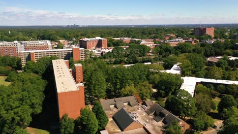 Gute-Antenne-über-Dem-Campus-Der-North-Carolina-State-University-In-Raleigh,-North-Carolina