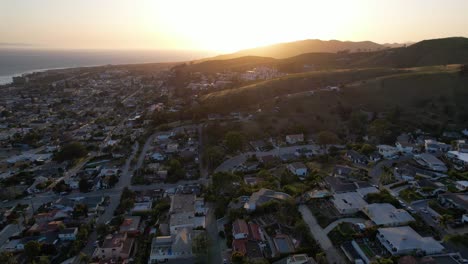 Gute-Antenne-Bei-Sonnenuntergang-über-Der-Hügeligen-Gemeinschaftsnachbarschaft-In-Ventura,-Kalifornien