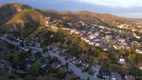 Gute-Antenne-über-Der-Hügeligen-Gemeinschaftsnachbarschaft-In-Ventura,-Kalifornien