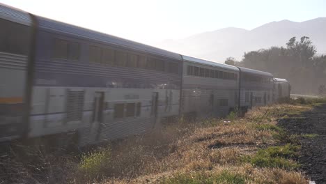 Amtrak-Personenzug-Bewegt-Sich-Entlang-Der-Küste-Von-Santa-Barbara,-Kalifornien