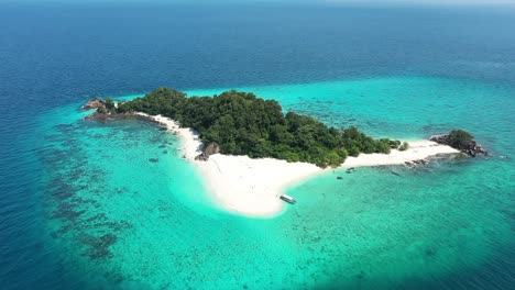 Ausgezeichnete-Luftaufnahme-Einer-Insel-In-Der-Nähe-Von-Ko-Lipe,-Thailand