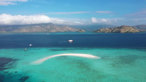 Ausgezeichnete-Luftaufnahme-Von-Touristen-Auf-Und-Kleinen-Motorbooten-In-Der-Nähe-Von-Sand-Island-Im-Indonesischen-Komodo-Nationalpark
