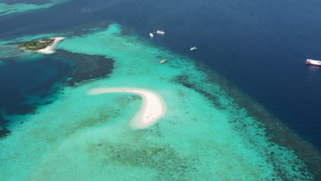 Ausgezeichnete-Luftaufnahme-Von-Touristen-Auf-Und-Kleinen-Motorbooten-In-Der-Nähe-Von-Sand-Island-Im-Indonesischen-Komodo-Nationalpark
