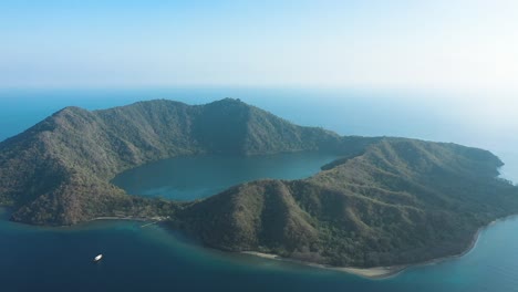 Ausgezeichnete-Luftaufnahme-Der-Insel-Satonda-Und-Des-Kleinen-Gewässers,-Das-Sie-In-Indonesien-Umgibt