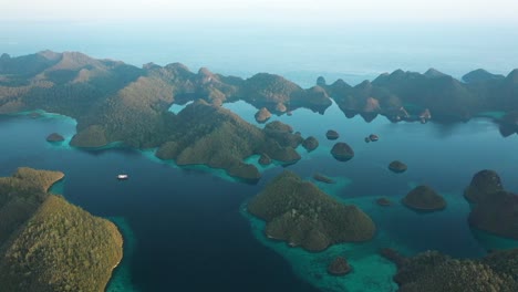 Ausgezeichnete-Luftaufnahme-Der-Wayag-inseln,-Raja-Ampat,-Indonesien