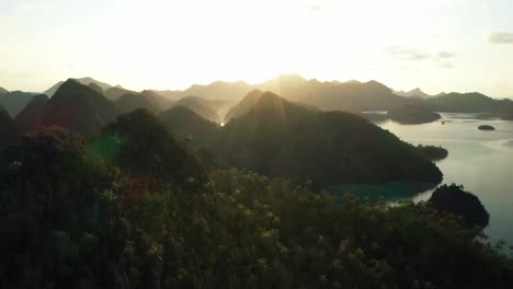 Ausgezeichnete-Luftaufnahme-Der-Sonne,-Die-über-Die-Wayag-inseln,-Raja-Ampat,-Indonesien-Späht