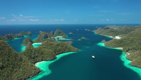 Excelente-Toma-Aérea-De-Un-Barco-Navegando-Entre-Las-Islas-Wayag,-Raja-Ampat,-Indonesia