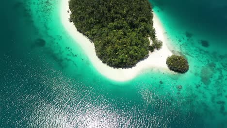 Ausgezeichnete-Luftaufnahme-Aus-Der-Vogelperspektive-Der-Wayag-inseln,-Raja-Ampat,-Indonesien