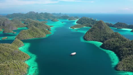 Ausgezeichnete-Luftaufnahme-Eines-Bootes,-Das-Zwischen-Den-Wayag-inseln,-Raja-Ampat,-Indonesien-Segelt