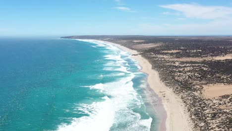 Ausgezeichnete-Luftaufnahme-Von-Wellen,-Die-Den-Strand-An-Der-Streifigen-Bucht-Der-Südaustralischen-Eyre-Halbinsel-Umspülen
