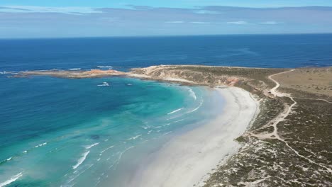 Ausgezeichnete-Luftaufnahme-Von-Wellen,-Die-Hall-Beach-Auf-Der-Eyre-halbinsel,-Südaustralien,-Umspülen