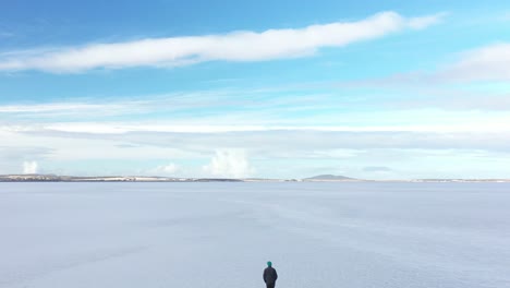 Excelente-Toma-Aérea-De-Una-Persona-Caminando-Sobre-El-Lago-Congelado-Verdemente-En-La-Península-De-Eyre,-Sur-De-Australia