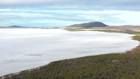 Ausgezeichnete-Luftaufnahme-Des-Grüns-Und-Der-Hänge,-Die-Den-Zugefrorenen-See-Grün-Auf-Der-Eyre-halbinsel-In-Südaustralien-Umgeben