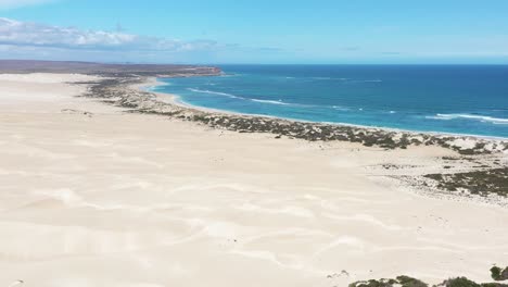 Hervorragende-Luftaufnahme-Von-Sanddünen-Und-Wellen,-Die-Am-Strand-Von-Sherina-Auf-Der-Halbinsel-Eyre-In-Südaustralien-Zusammenbrechen