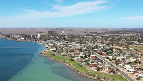 Excellent-Aerial-Shot-Of-Streaky-Bay-And-Its-Village-On-The-Coast-In-Eyre-Peninsula,-South-Australia