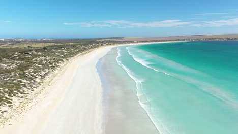 Excellent-Aerial-Shot-Of-Waves-Lapping-Surfers-Beach-On-Streay-Bay,-Eyre-Peninsula,-South-Australia