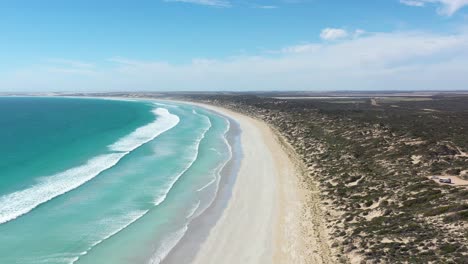 Excellent-Aerial-Shot-Of-Waves-Slowly-Rolling-Towards-Surfers-Beach-On-Streay-Bay,-Eyre-Peninsula,-South-Australia