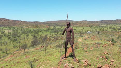 Ausgezeichnete-Luftaufnahme-Einer-Statue-Eines-Ureinwohners-In-Der-Landschaft-Von-Aileron,-Australien