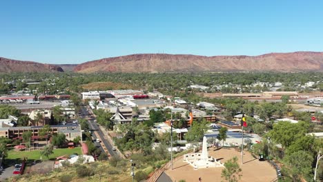 Hervorragende-Luftaufnahme-Des-Anzac-Denkmals-In-Alice-Springs,-Australien