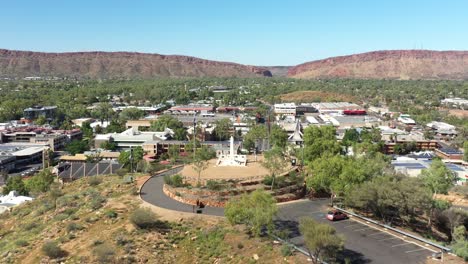 Excellent-Aerial-Shot-Of-The-Anzac-Memorial-In-Alice-Springs,-Australia-Then-Moving-Into-The-Town