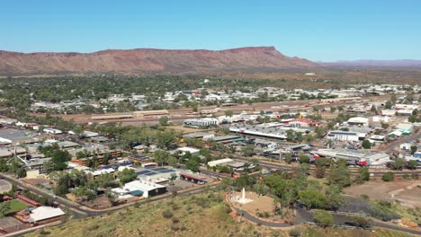 Hervorragende-Luftaufnahme-Des-Anzac-denkmals-Und-Des-Umliegenden-Wohngebiets-In-Alice-Springs,-Australien