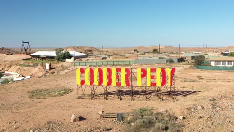 Excellent-Aerial-Shot-Of-The-Sign-Welcoming-People-To-Coober-Pedy,-South-Australia
