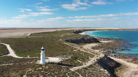 Ausgezeichnete-Luftaufnahme-Eines-Leuchtturms-In-Der-Nähe-Der-Felsigen-Küste-Von-Corny-Point-Auf-Der-Halbinsel-Yorke,-Australien