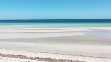 Ausgezeichnete-Luftaufnahme-über-Den-Weißen-Sand-Und-Das-Klare-Blaue-Wasser-Vor-Der-Küste-Von-Flaherty-Beach-Auf-Der-Yorke-Halbinsel-In-Australien