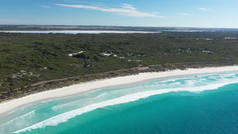 Excellent-Aerial-Shot-Of-Clear-Blue-Waves-Lapping-The-Shores-Near-Great-Ocean-Drive-In-Esperance,-Australia