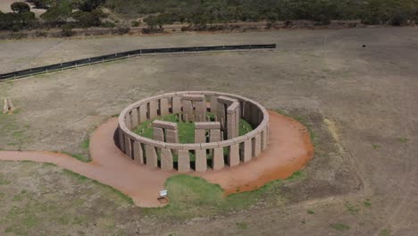 Hervorragende-Luftaufnahme-Der-Nachbildung-Von-Stonehenge-In-Esperance,-Australien