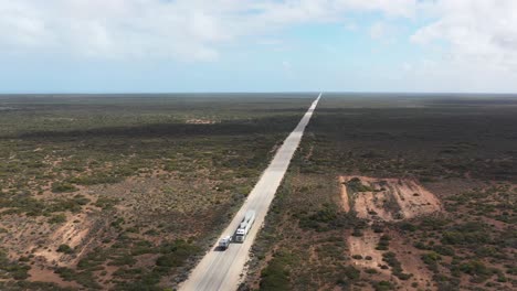 Ausgezeichnete-Luftaufnahme-Eines-Autos,-Das-In-Richtung-Der-Großen-Australischen-Bucht-In-Südaustralien-Fährt