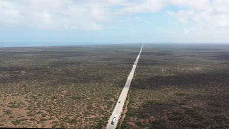 Ausgezeichnete-Luftaufnahme-Von-Autos,-Die-In-Richtung-Der-Großen-Australischen-Bucht-In-Südaustralien-Fahren