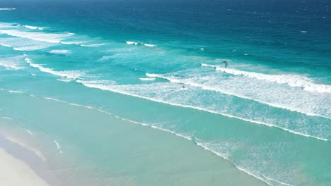 Excelente-Toma-Aérea-De-Un-Surfista-De-Parapente-En-La-Playa-Oeste-En-Esperance,-Australia