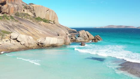 Waves-Of-Clear-Blue-Water-Lap-The-Shores-Of-West-Beach-In-Esperance,-Australia