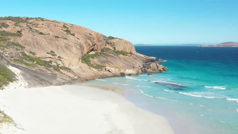 Waves-Of-Clear-Blue-Water-Lap-The-Shores-Of-West-Beach-In-Esperance,-Australia