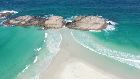 Ausgezeichnete-Luftaufnahme-Eines-Touristen,-Der-Zwischen-Weißem-Sand-Und-Klarer-Blauer-Brandung-In-Wylie-Bay,-Esperance,-Australien-Steht