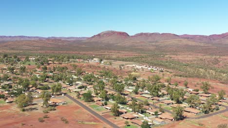 Ausgezeichnete-Luftaufnahme-Von-Bäumen-Und-Häusern-In-Der-Wüste-In-Paraburdoo,-Australien