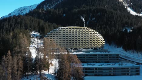 Ausgezeichnete-Luftaufnahme-Des-Alpengold-Hotels-In-Davos,-Schweiz