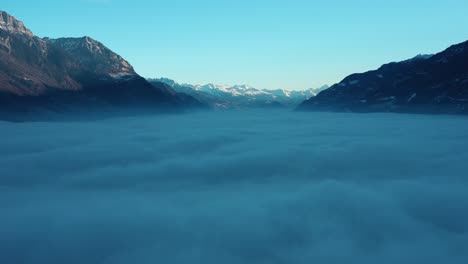 Excelente-Vista-Aérea-De-Un-Manto-De-Nubes-Que-Se-Extiende-Desde-Martigny-Hasta-Chamonix,-Suiza