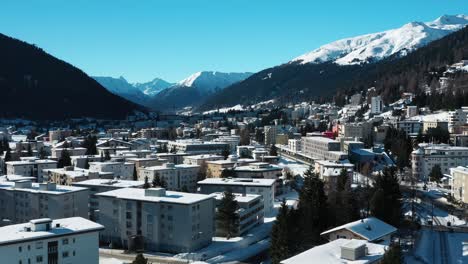 Excelente-Vista-Aérea-De-Una-Zona-Residencial-En-El-Invernal-Davos,-Suiza