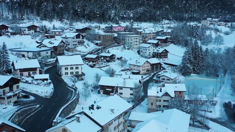 Hervorragende-Luftaufnahme-Des-Verkehrs-Im-Winterlichen-Filisur,-Schweiz