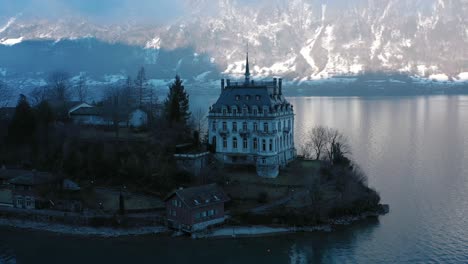 Ausgezeichnete-Luftaufnahme-Des-Schlosses-Auf-Der-Halbinsel-Iseltwald,-Schweiz