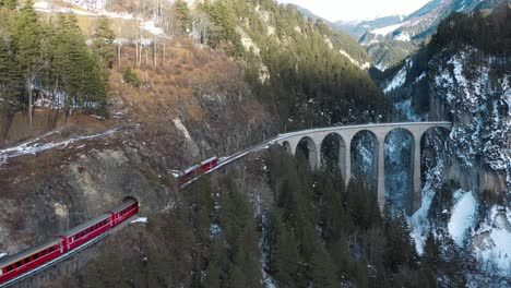Ausgezeichnete-Luftaufnahme-Eines-Zuges,-Der-Entlang-Des-Landwasserviadukts-In-Der-Schweiz-Fährt