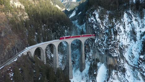 Ausgezeichnete-Luftaufnahme-Eines-Zuges,-Der-Durch-Das-Landwasserviadukt-In-Der-Schweiz-Fährt