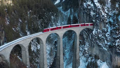 Ausgezeichnete-Luftaufnahme-Eines-Zuges,-Der-Aus-Dem-Landwasserviadukt-In-Der-Schweiz-Kommt